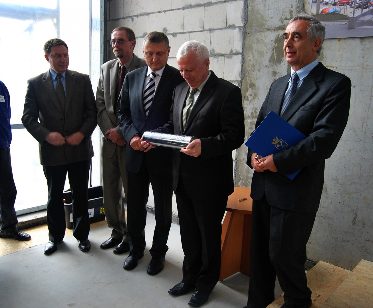 Mounting the groundbreaking plaque of the Institute of Zoology at Jagiellonian University